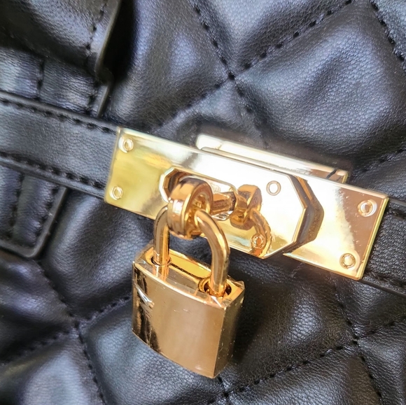 NEW Badgley Miscka Quilted Convertible Crossbody with lock. GREAT Gift! - Picture 10 of 10